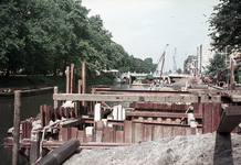 857606 Afbeelding van de werkzaamheden voor de aanleg van de spuikoker ter hoogte van het Willemsplantsoen te Utrecht, ...